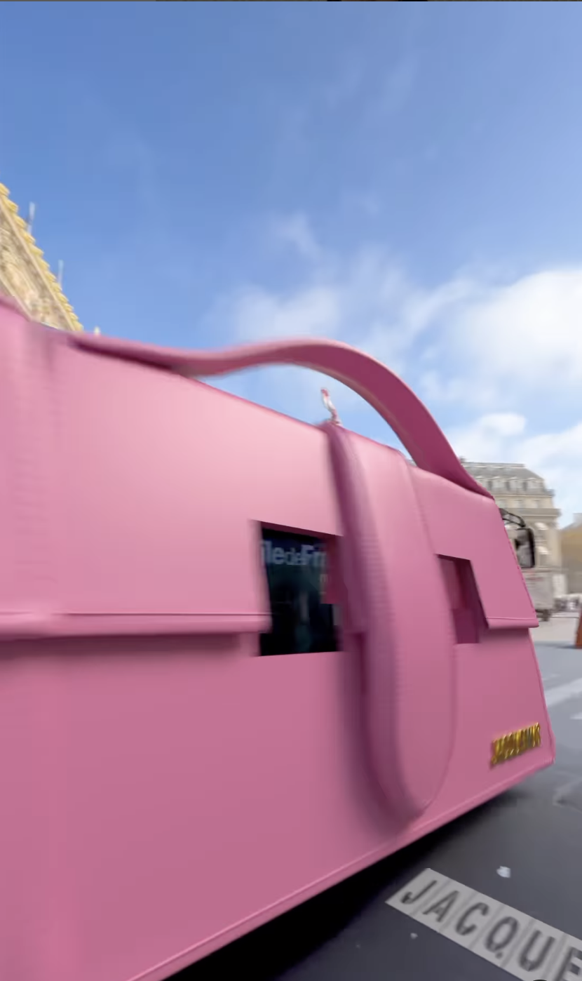 The giant Jacquemus bags that cross Paris: dream or reality? | Luxus ...