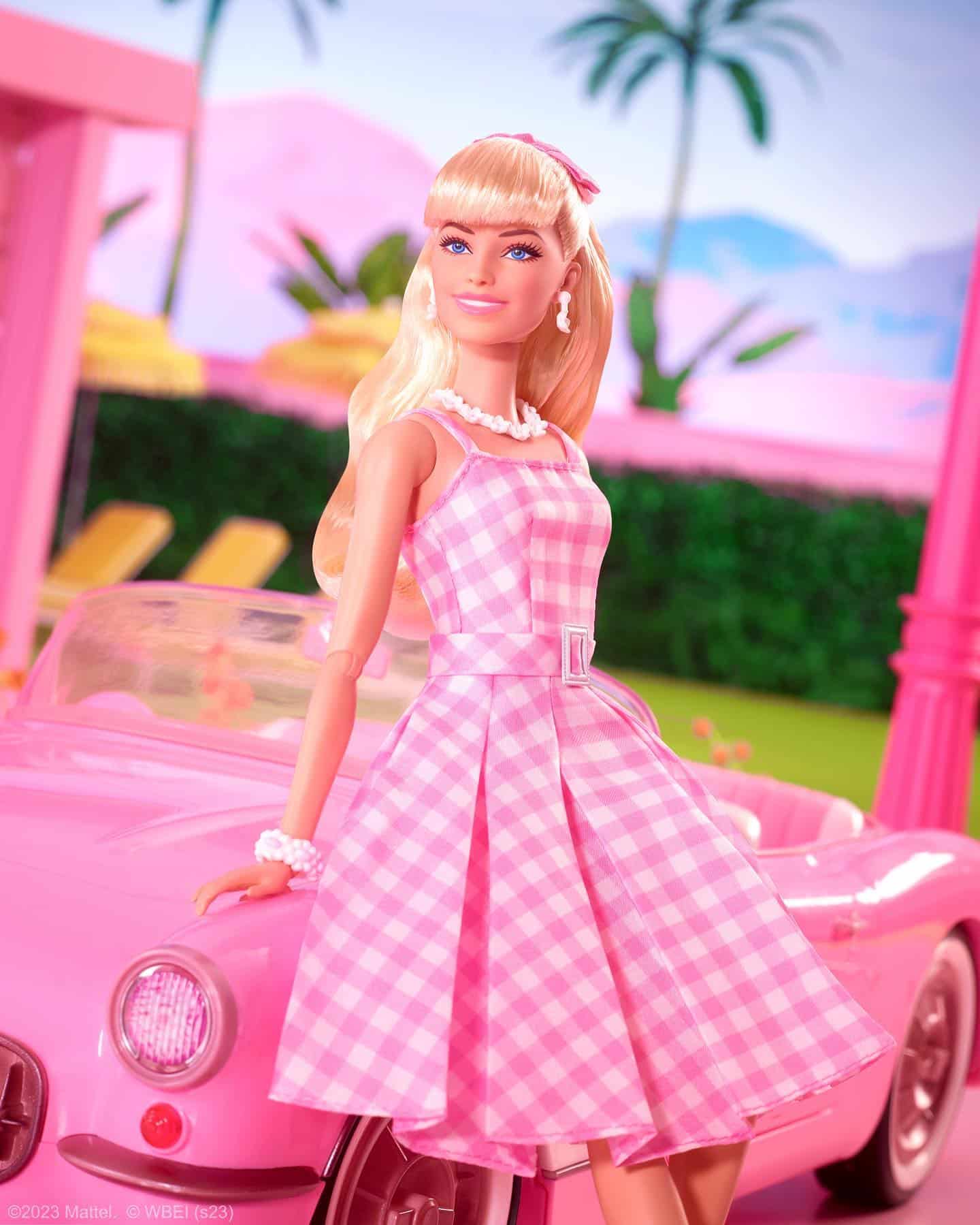 Barbie puts on pink glasses at Fashion Sphere | Luxus Magazine