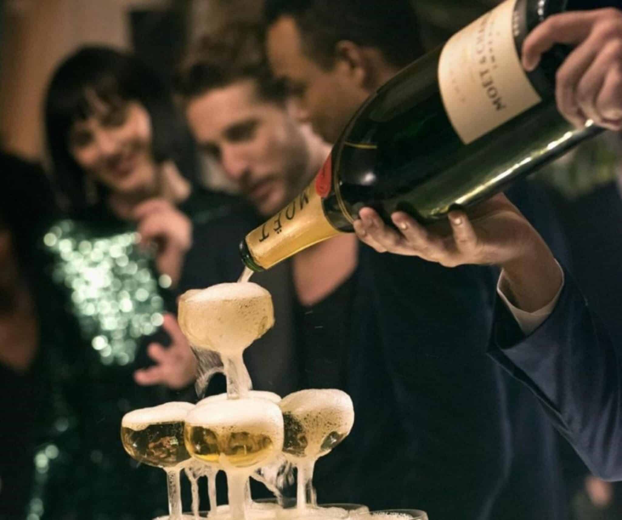 Joyeux Anniversaire Chat Avec Une Bouteille De Champagne Ia Générative