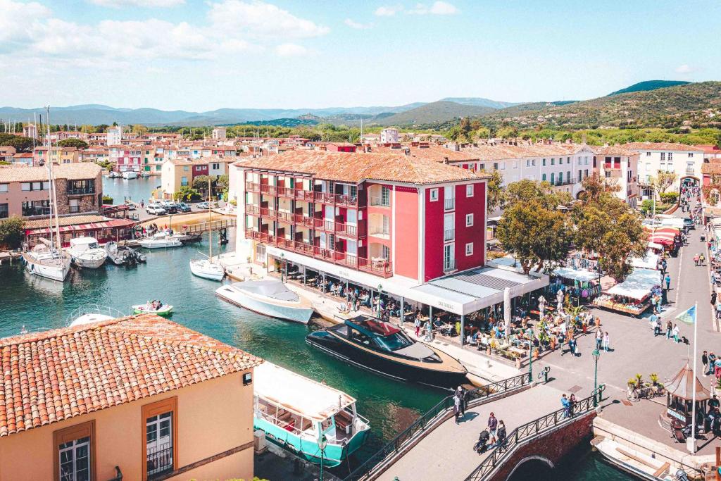 Discover the Hôtel du Suffren, the only hotel in the lakeside town of Port Grimaud.