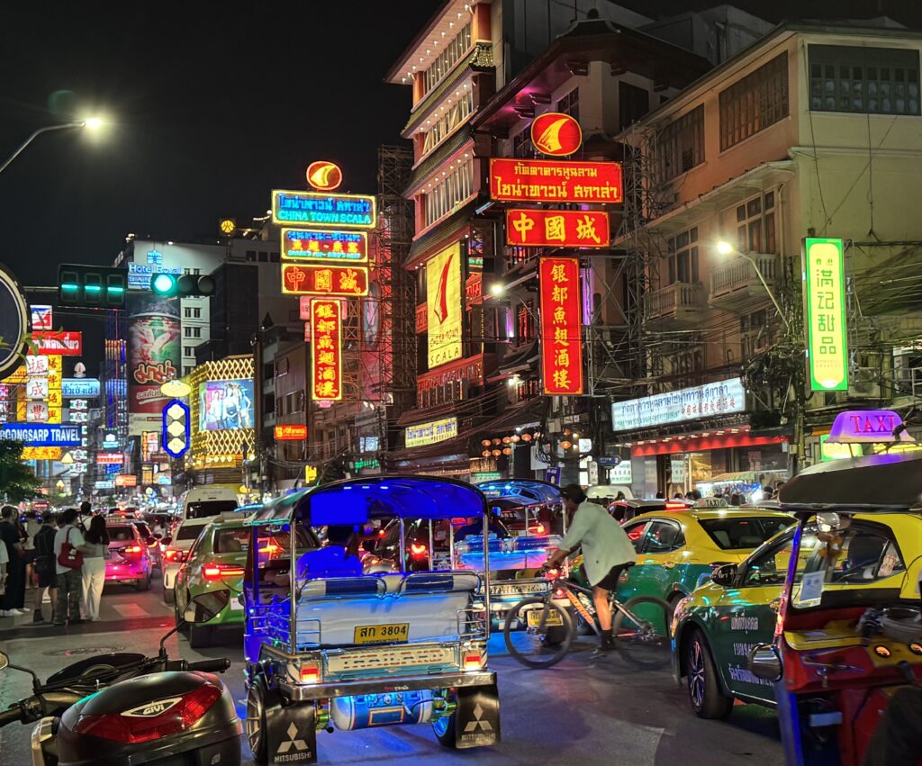 Chinatown, ses néons et ses enseignes lumineuses, ses embouteillages. ©Corine Moriou