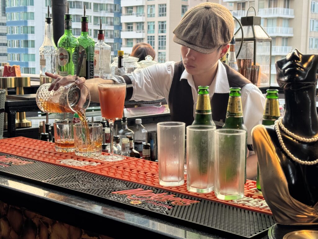 Le barman prépare les cocktails sur le toit terrasse de l’hôtel Muse. ©Corine Moriou