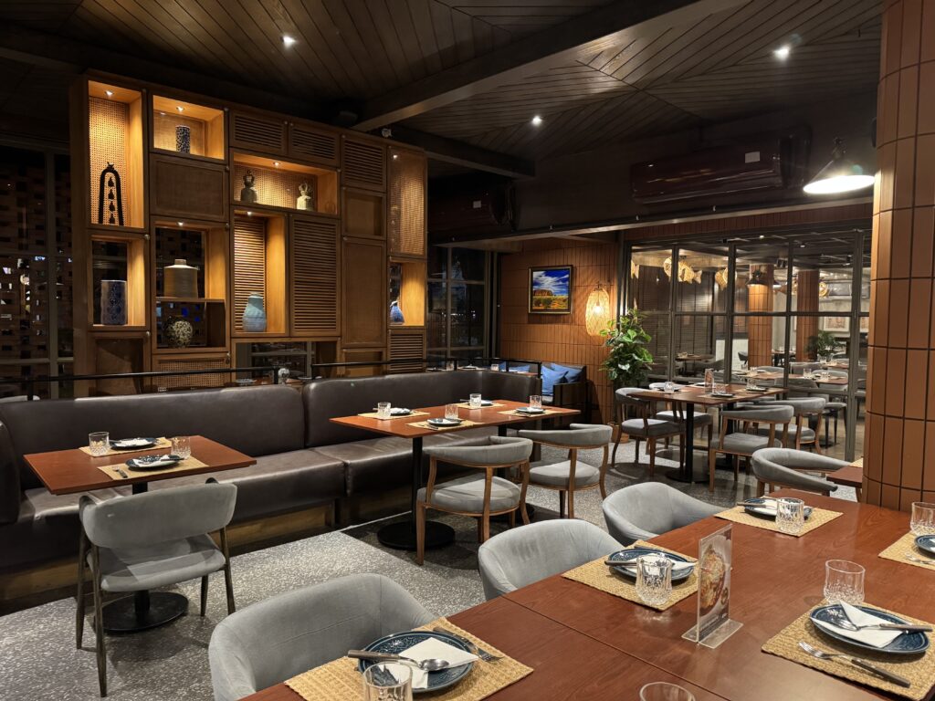 La salle principale du restaurant Le Local dans le quartier de Khlong Toei Nuea. ©Corine Moriou