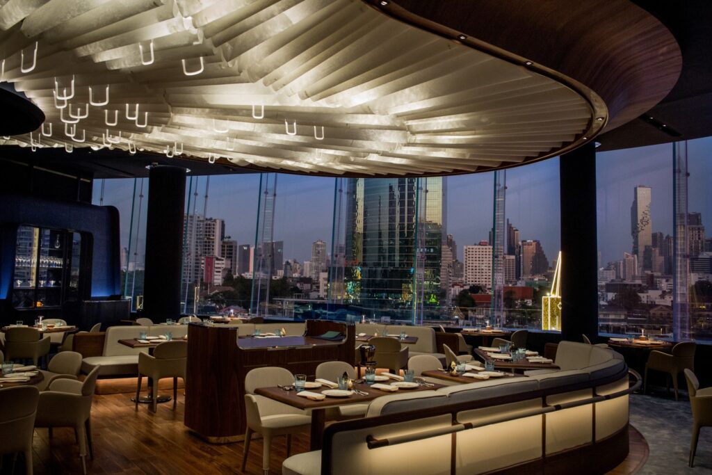 Blue By Ducasse, une étoile Michelin, offre une vue splendide sur le Chao Phraya. ©Corine Moriou