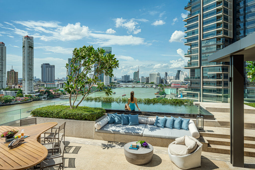 L’espace aquatique du Four Seasons avec vue sur le Chao Phraya et la ville. @DR